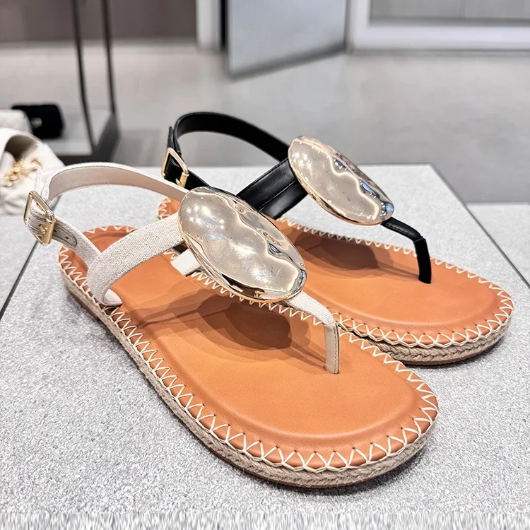 2024 nuovo cinturino con fibbia decorazione in metallo sandali piatti romani Open Toe All-Match scarpe Casual da spiaggia colore misto donna appartamenti in pelle