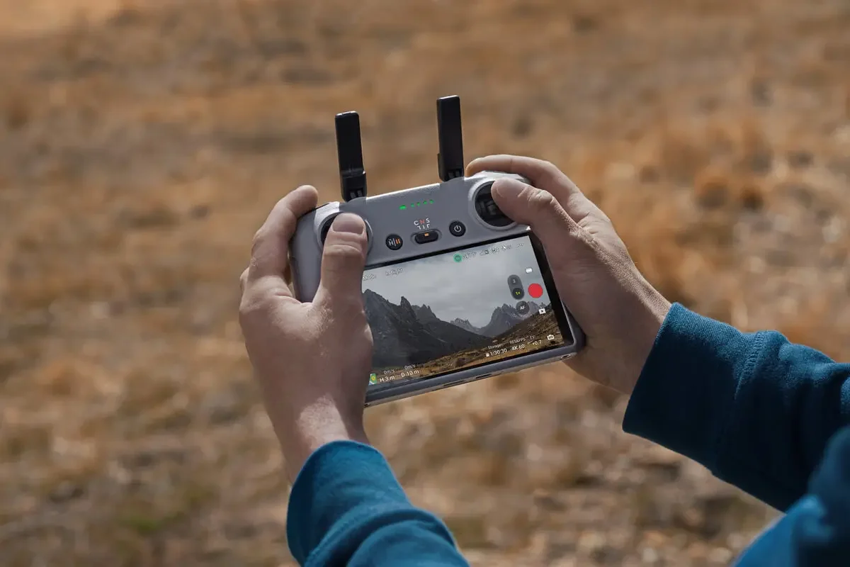 DJI RC 2 Lightweight body with a 5.5-inch FHD screen, new processor, O4 video transmission, and 2T4R antennas
