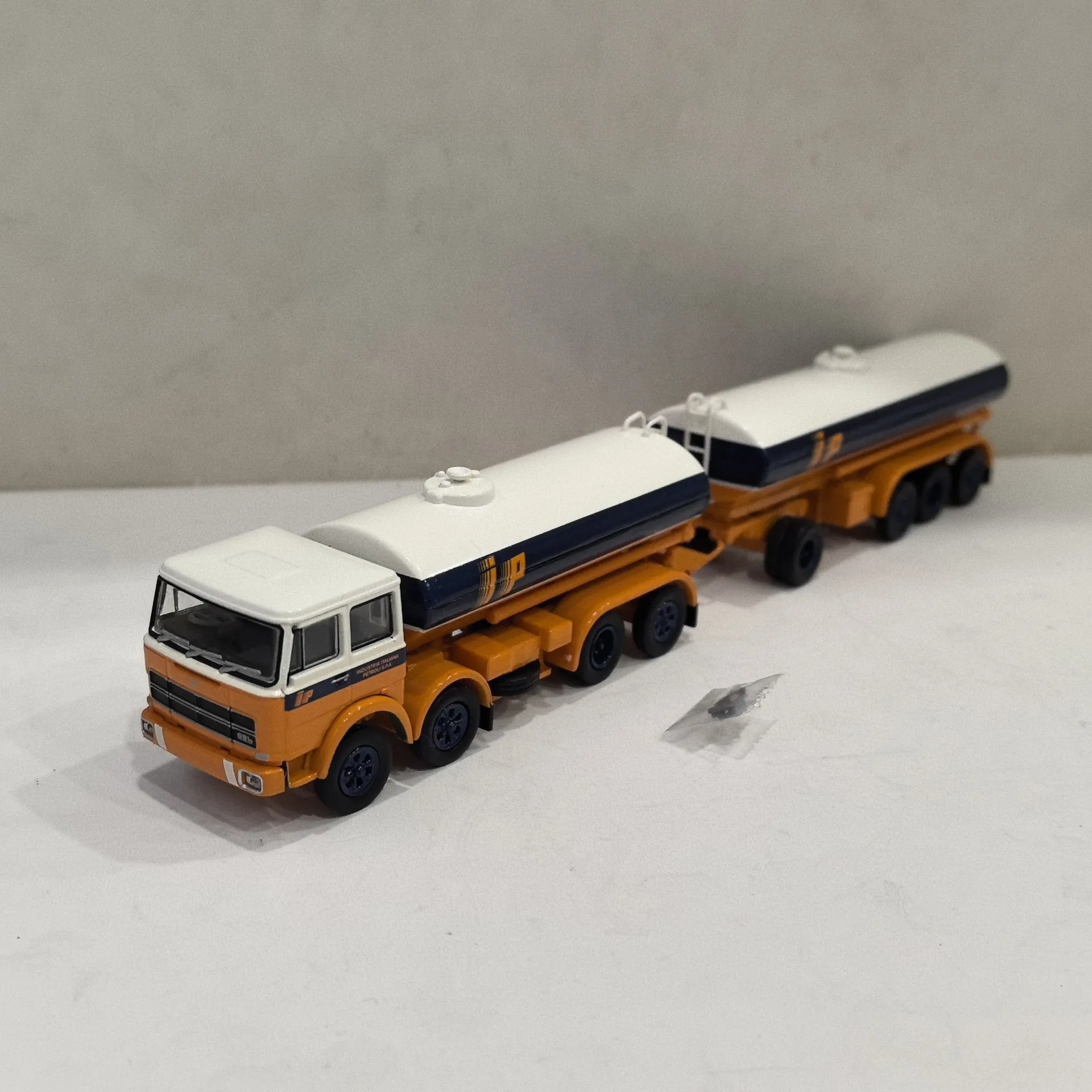 

Diecast BREKINA 1/87 Scale HO FIAT 691 Millepiedi Fire Hose Plastic 2 Sections Plastic Material Car Model Collectible Toy Gift