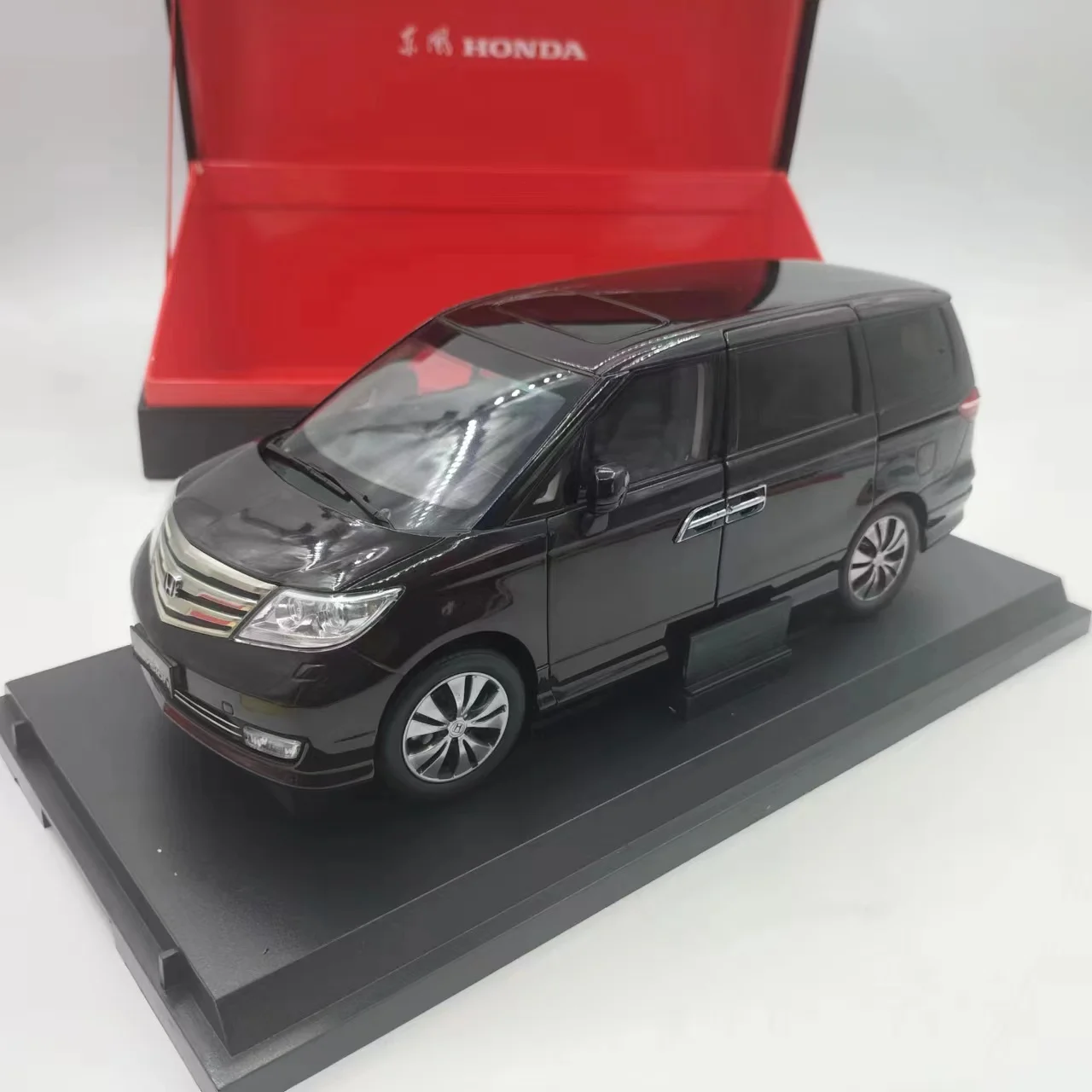 Die-cast 1:18 Scale 2012 Old Honda Elysion Mpv Simulation Alloy Static Car Model Fans Collection Home Decoration Metal Ornaments