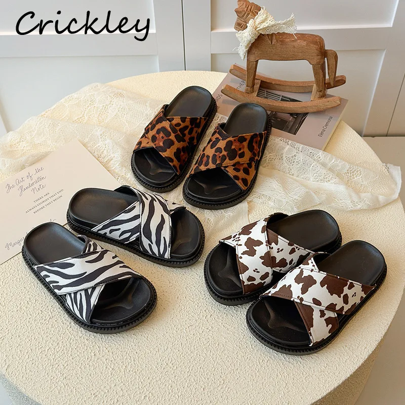 

Детские тапочки с леопардовым и коровьим принтом, летние тапочки с полосками зебры из искусственной кожи для мальчиков и девочек, модные мягкие противоскользящие детские пляжные туфли