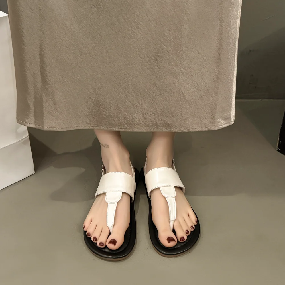 2025 صيف جديد مصمم الصنادل الجلدية للنساء بلون موضة عادية فليب يتخبط امرأة مشبك صندل بتصميم روماني حذاء امرأة