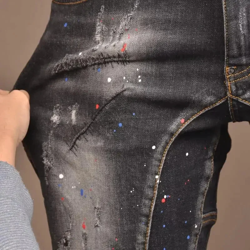 Zomer retro zwart grijze gescheurde denim shorts voor heren, rekbare slim fit, hoogwaardige spuitgeverfde modieuze cropped broek