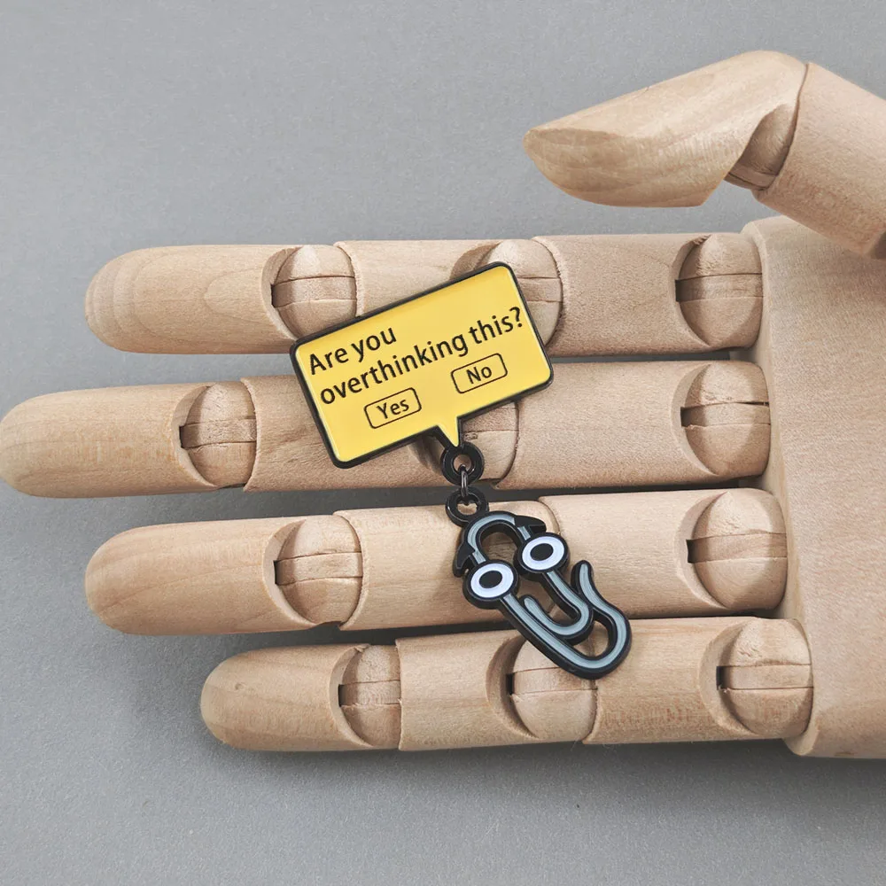 Lustiger Clippy Emaille-Pin Cartoon Büroklammer Metallbrosche Overthinking Meme Anstecknadel Niedliches Schmuckgeschenk für Freunde und Kollegen – Detail 5