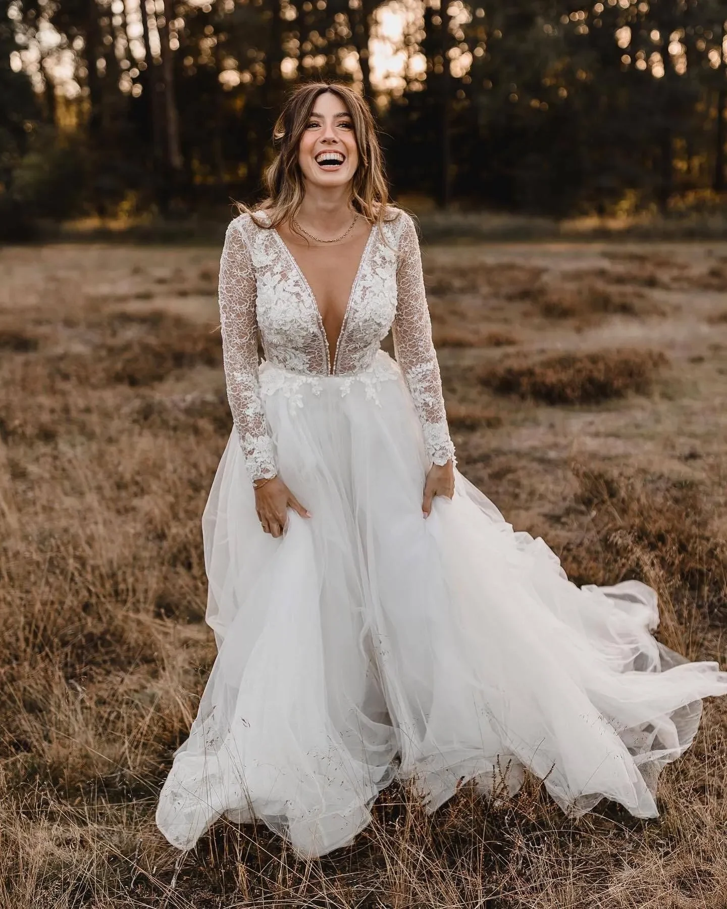 Vestido de novia campestre modesto con mangas largas personalizado de talla grande con cuello en V vestidos de novia de encaje de gasa para jardín vestido de novia