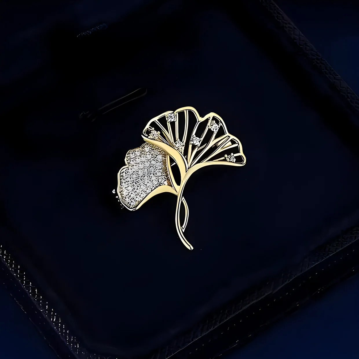 Strass ginkgo biloba broche high-end feminino delicado folha broche nicho design sentido anti-luz pino terno acessórios