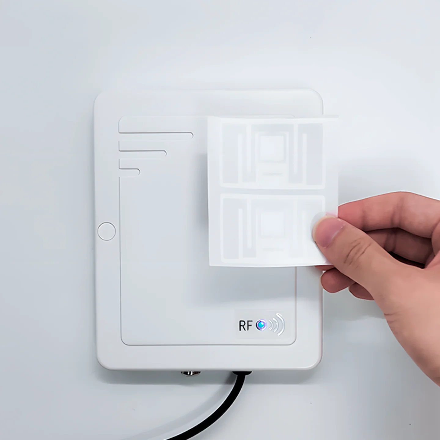 متجر الملابس قارئ وكاتب RFID لعلامات المجوهرات RFID Recode نظام EAS أمن المنتجات المضادة للسرقة للبيع بالتجزئة