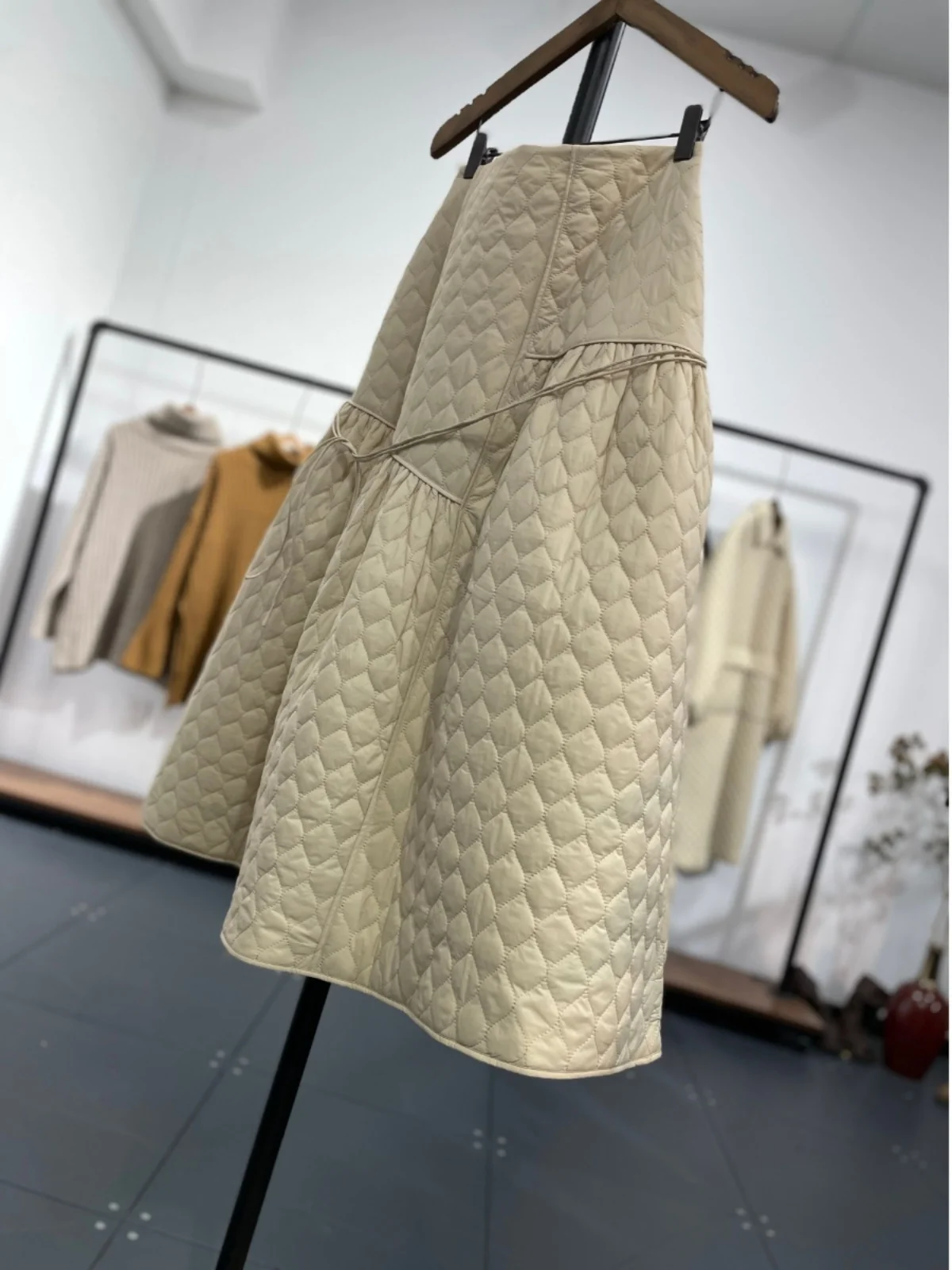 تنورة نصفية عالية الخصر بخصر مطاطي سميك على طراز هيبورن للخريف والشتاء للنساء مع نقش ماسي