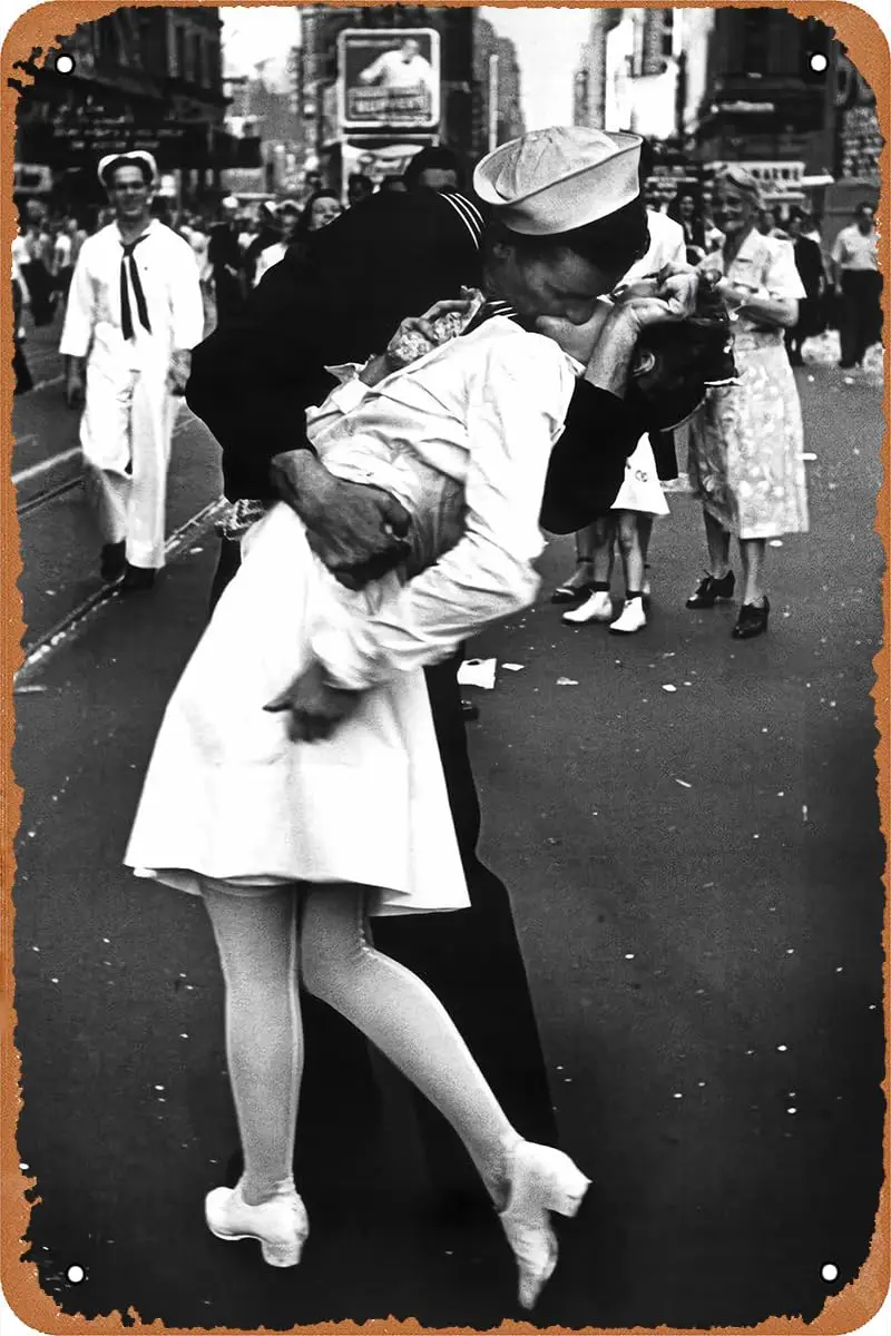 Kissing On VJ Day - Nurse Kissing Sailor Poster Retro Tin Sign Vintage Look Metal Sign for Cafe Bar Man Cave Garage Home Wall Ar