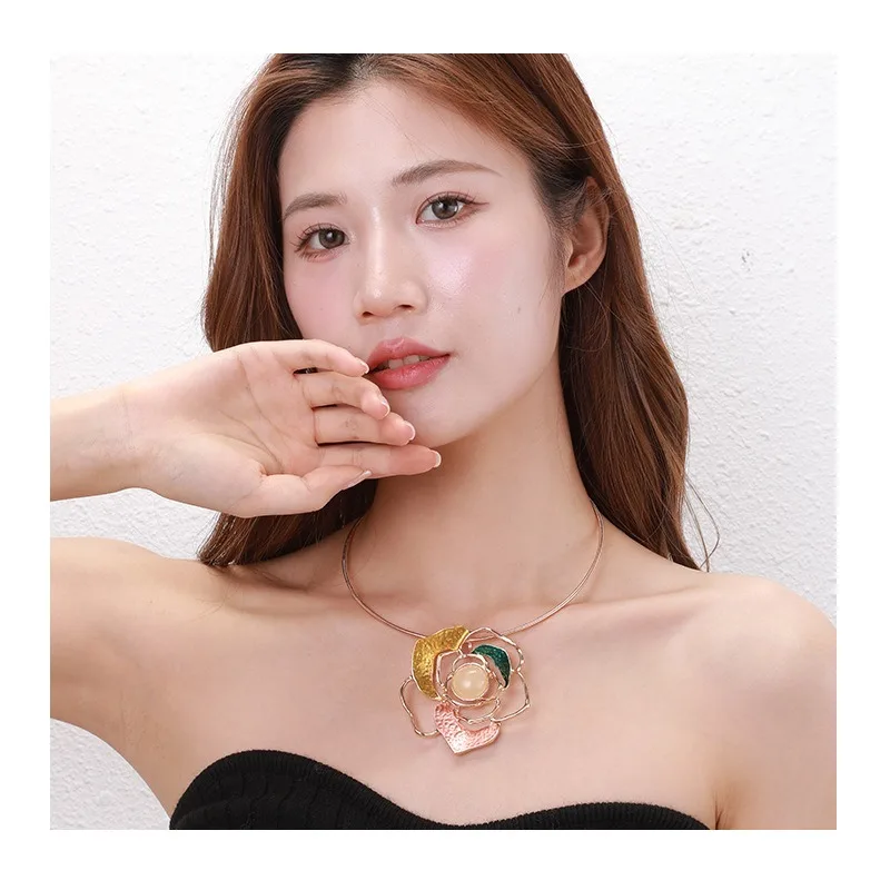 

Hot Sale Women's New Flower Necklace Exaggerated Fashion Versatile Mixed Color Short Popular Necklace