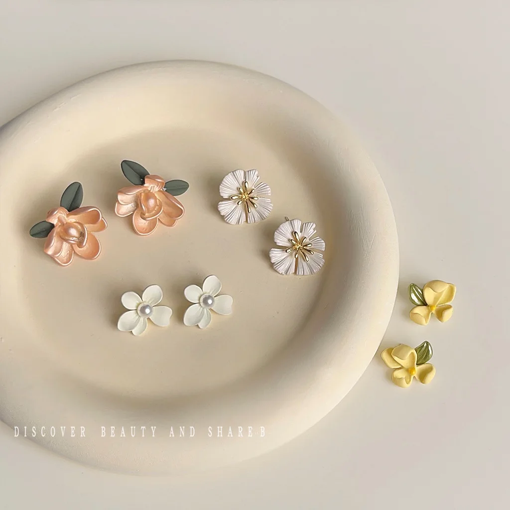 DIY accessories Small fresh and sweet paint flower stud earrings Korean fashion gardenia earrings simple and versatile Mori earr