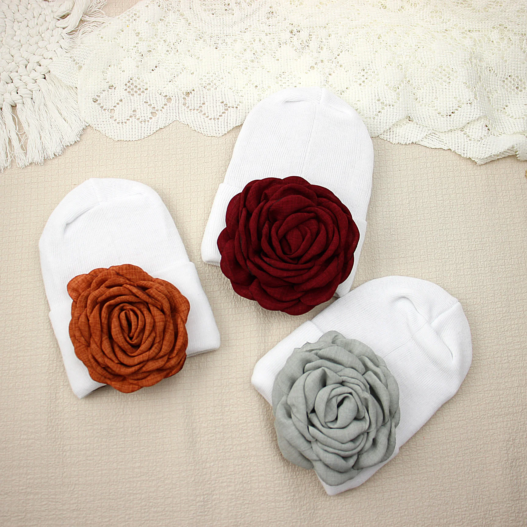 ل 0-6 أشهر طفل الفتيات زهرة الشعر محبوك قبعة زهرة الورد مع قبعة الحياكة البيضاء الوليد شتاء دافئ Gorros Skullcap عمامة #5