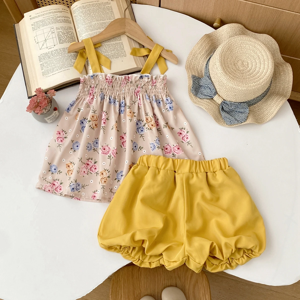 Humor Bear Mädchen Modisches und Lässiges Set Zufälliges Blumenmuster-Schleifen-Camisole Niedliche Knospen-Shorts Set Kleidung – Detail 3