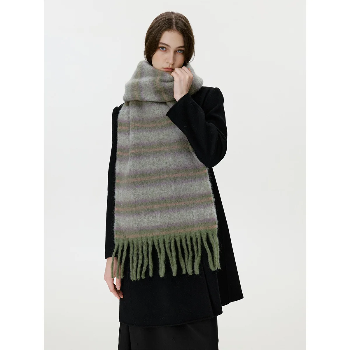 

Зима 2025 года, новый женский шарф в полоску с градиентом из искусственного кашемира для тепла и атмосферы для отдыха, демонстрирующий темперамент, шаль