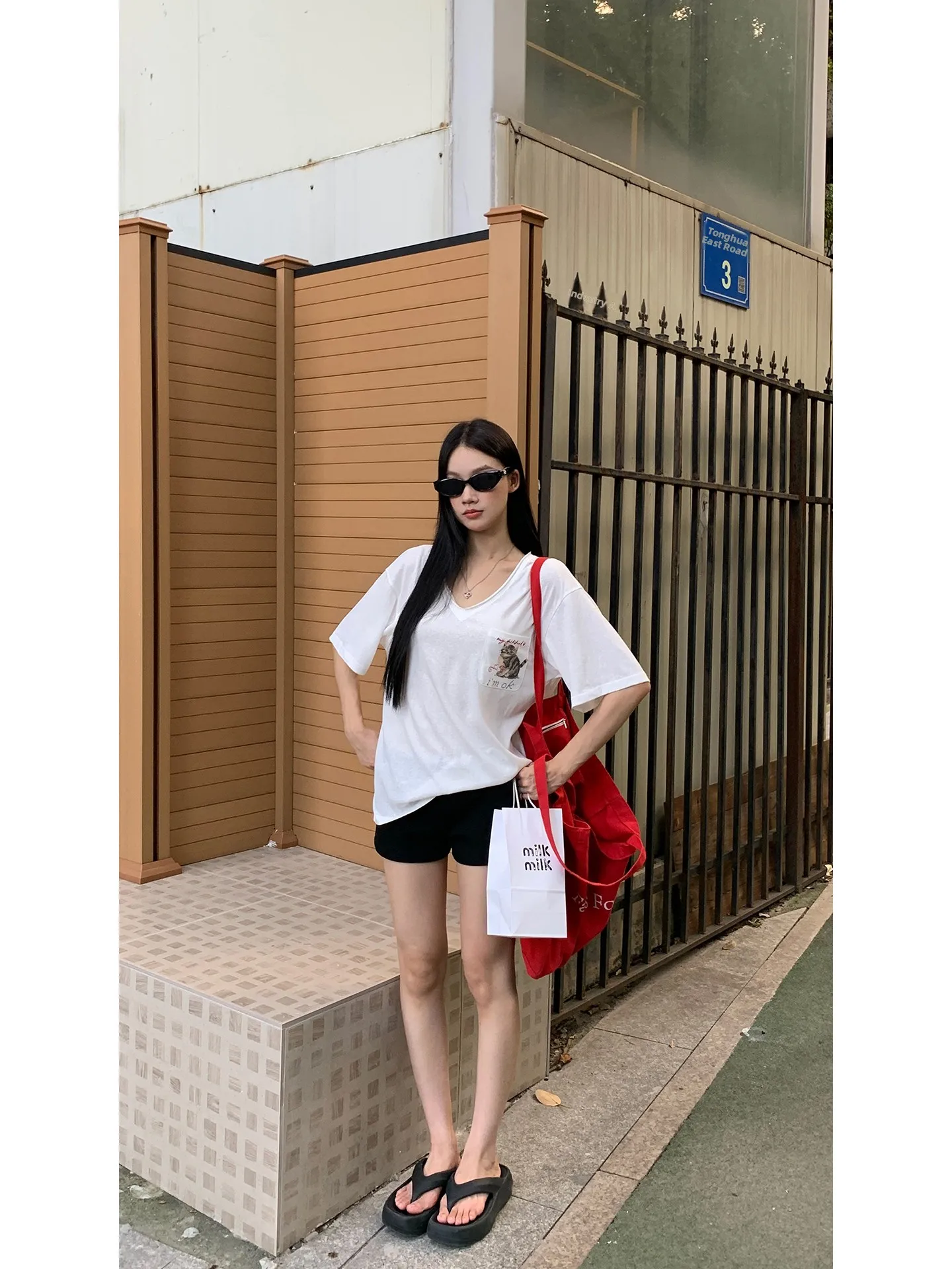 تي شيرت نسائي أحمر بأكمام قصيرة وياقة على شكل V، تصميم فضفاض جديد للصيف، قميص أبيض عصري وأنيق من مزيج القطن #5