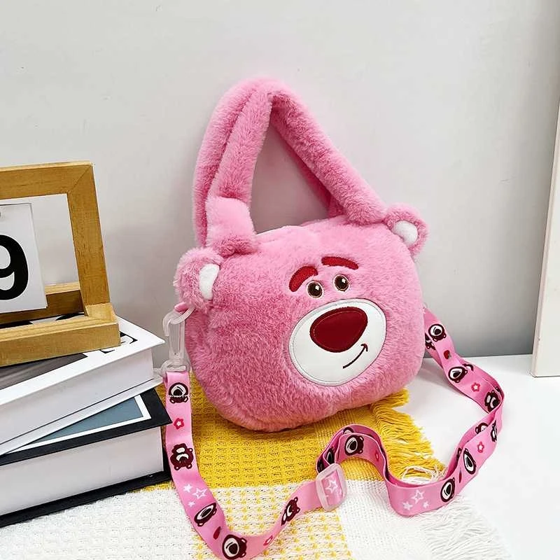 

Плюшевая сумка-кроссбоди Disney Stitch – супермягкий пушистый материал с детализированным изображением персонажа, идеально подходит для тематических парков.