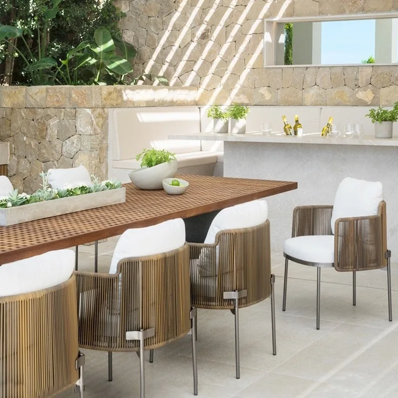 Outdoor-Rattan-Tisch- und Stuhlkombination im Innenhof, Hotelvilla, Restaurant im Freien, Designer-Rattan