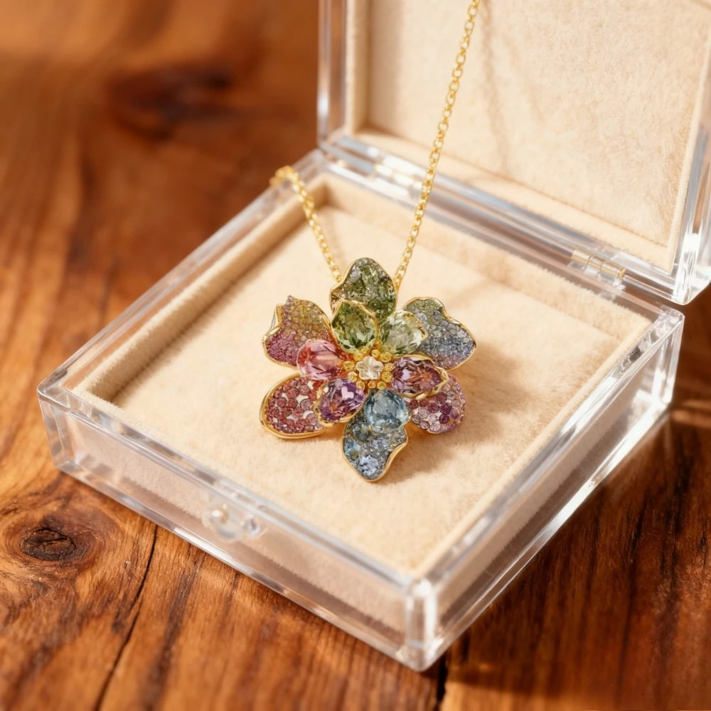 

Модные аксессуары 2025 года. Великолепное ожерелье с блестящими золотыми цветами и кристаллами радужного цвета.