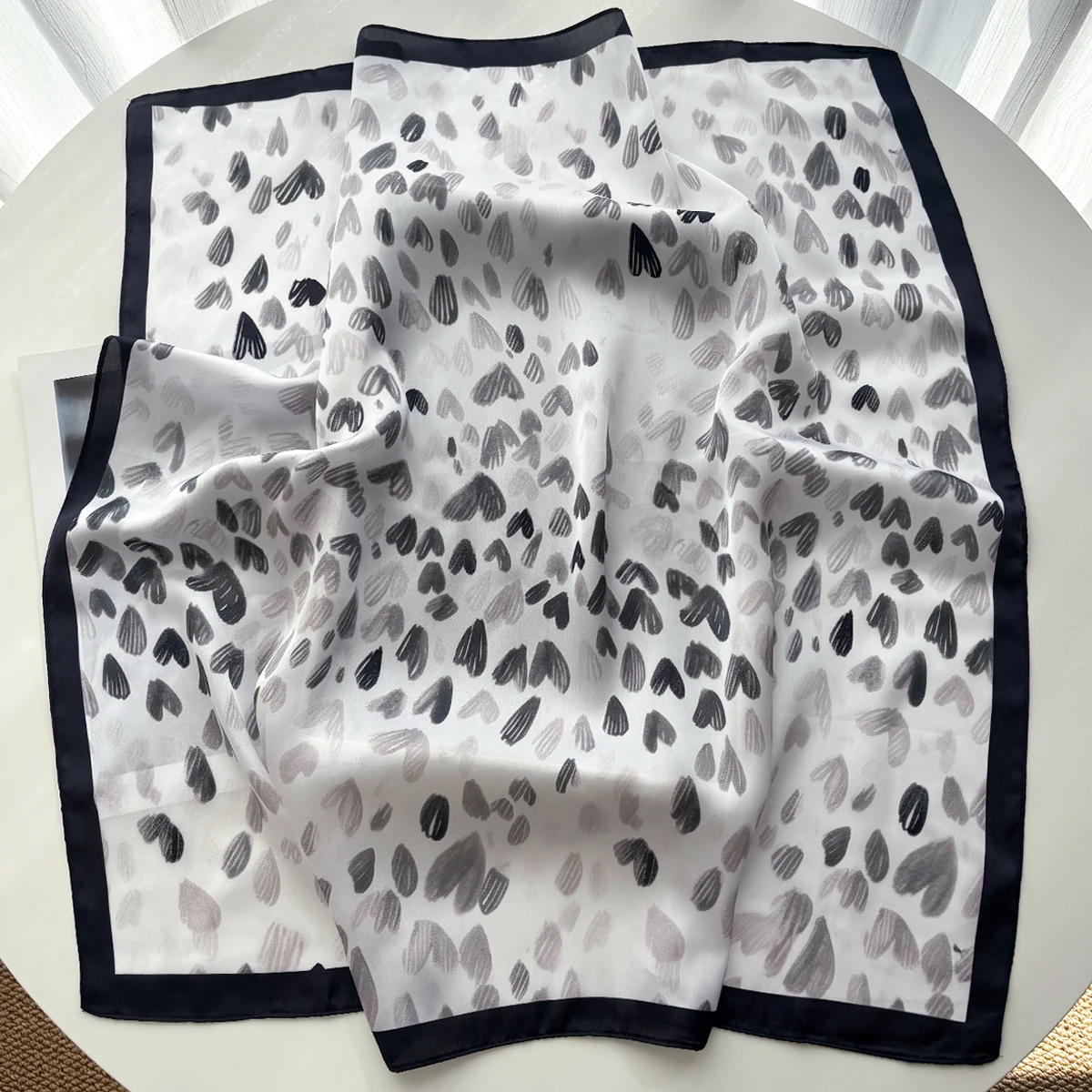 Luxuriöser quadratischer Schal für Frauen, niedliches Damen-Hijab-Halstuch, weicher Fleck, Imitationsseidenschals, eleganter Schal für den täglichen Gebrauch – Detail 1