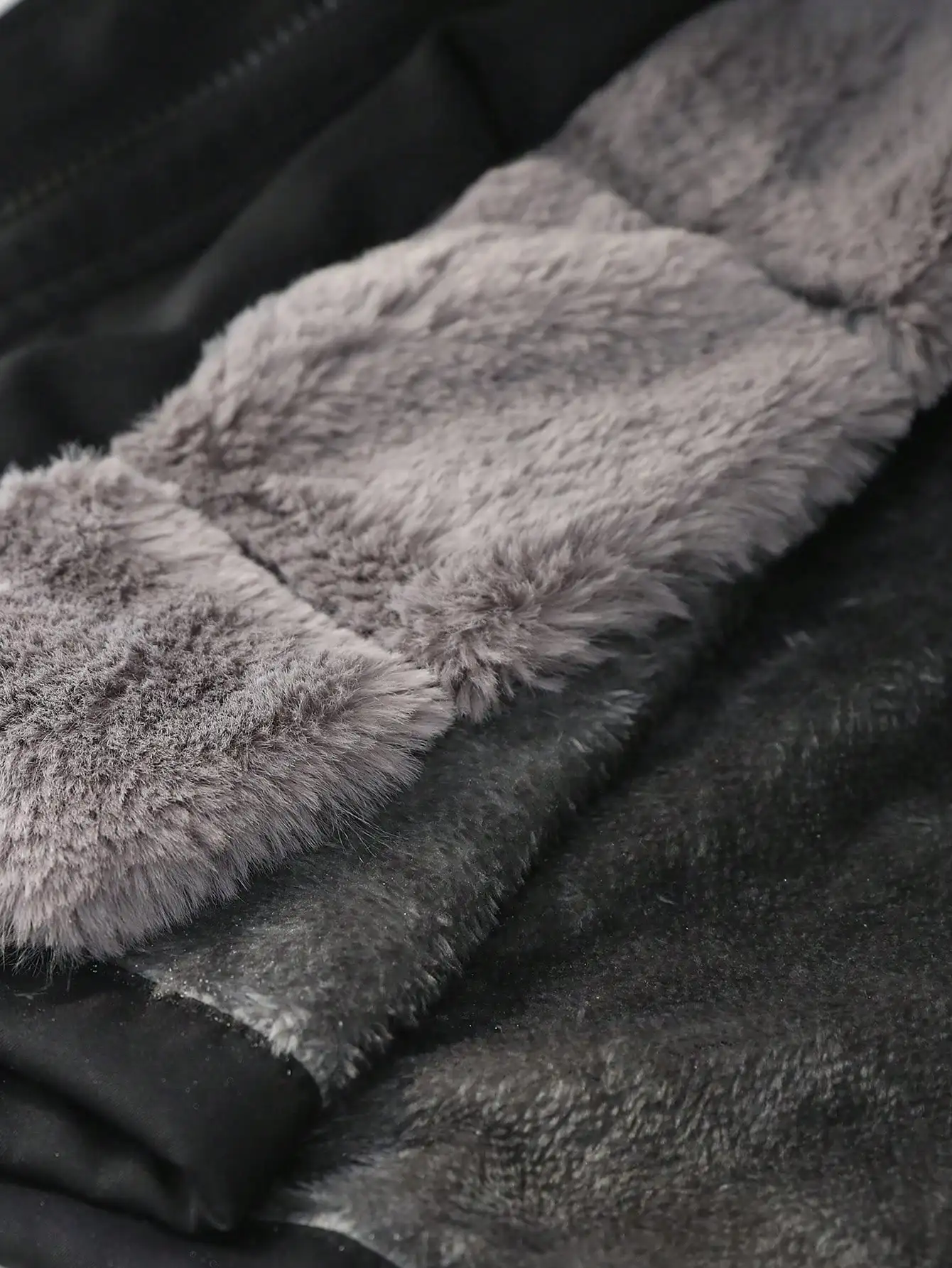 Damski płaszcz zimowy plus size z kapturem, wykończeniem z sztucznego futra, marszczoną talią i zapięciem na zamek błyskawiczny.