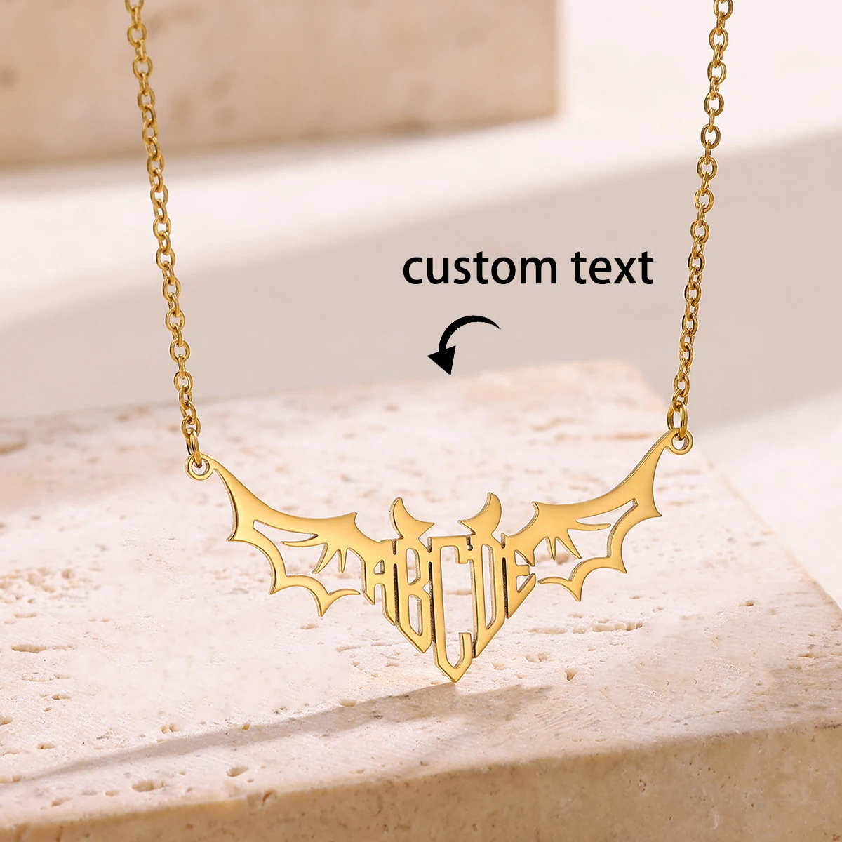 

Персонализированное готическое ожерелье с монограммой летучей мыши для женщин, ювелирные изделия из нержавеющей стали золотого цвета на заказ, модный подарок на Хэллоуин