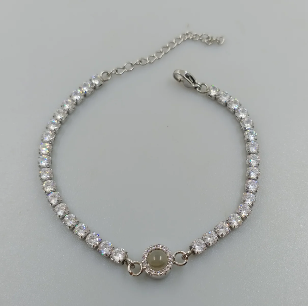 Personalized Photo Full Diamond Circle Projection Bracelet Christmas Gifts for Mom and Lover are Worth Collecting.