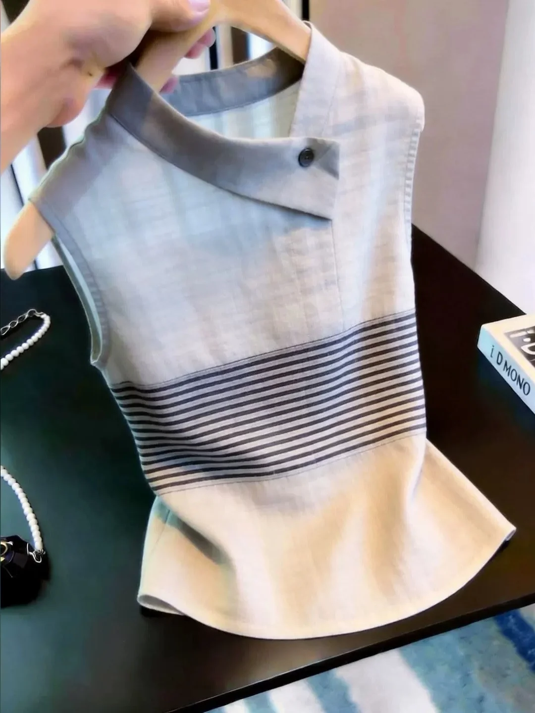 

2026 Summer Commute Women's Slim Fit Stripe Sleeveless Vest Fashionable Color Block Design Korean Style Silk Top