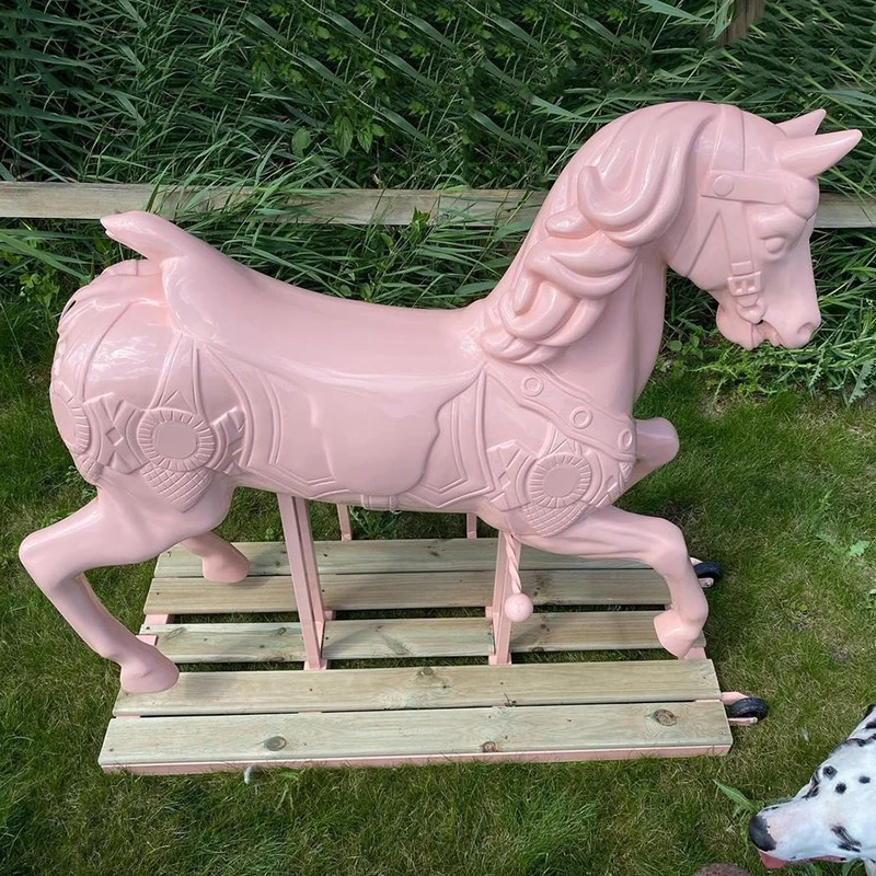 تمثال حصان مزخرف بالحجم الكامل من الألياف الزجاجية الذهبية