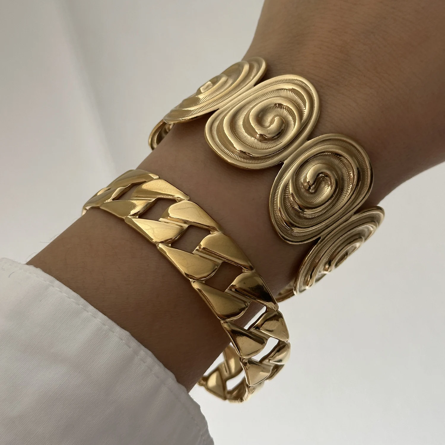 Einzigartiger Edelstahl-Armreif im Punk-Retro-Stil mit Hohldesign für Damen und Herren, Goldfarben, Spiralförmige Geometrie, Charm-Armreif, Party-Schmuck – Detail 1