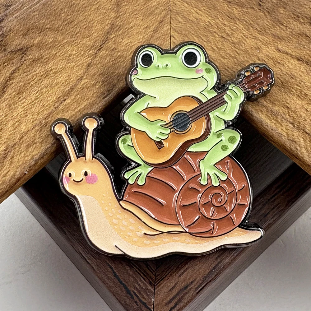 Cottagecore Frosch, der Gitarre auf einer Schnecke spielt, Emaille-Pin, Kawaii Tier-Brosche, Ästhetisches Musiker-Frosch-Abzeichen, Schmuckgeschenk, Naturliebe – Detail 10