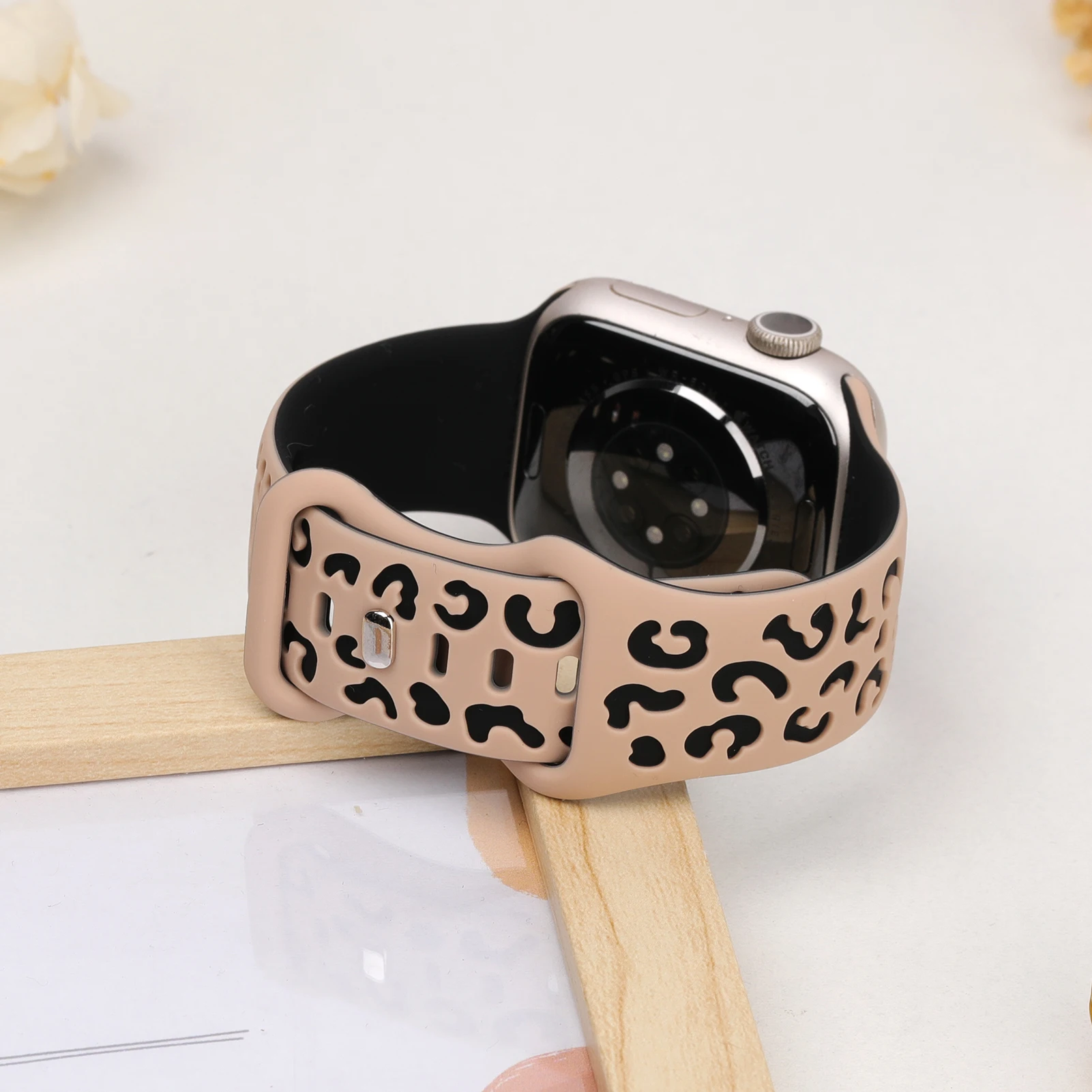 Graviertes Leopardenarmband für Apple Watch Ultra 2 3 4, 49 mm, 44 mm, 40 mm, 45 mm, 38 mm, Silikonarmband, iWatch Series 10 11 12 9 8 SE – Detail 23