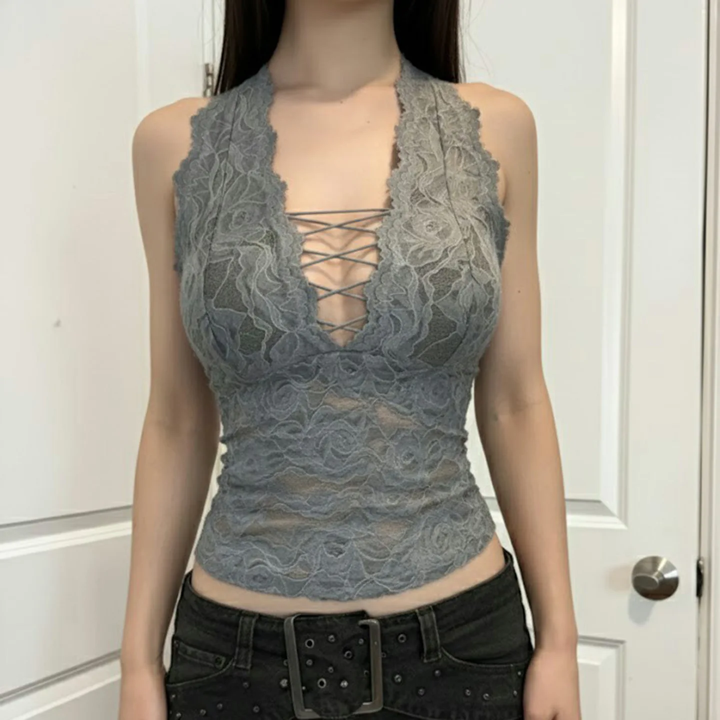 2026 ropa sexy para mujer, estilo de chica caliente, camisola de encaje con escote en V profundo, top sin mangas con tirantes huecos en tono gris