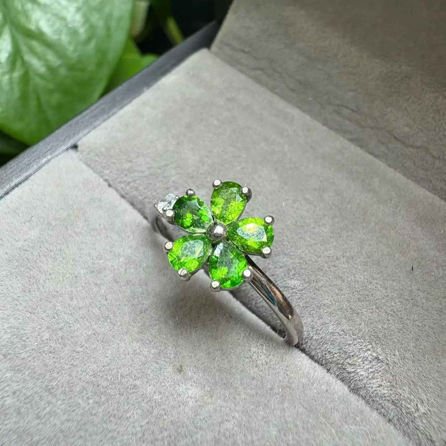 

1 шт. Fengbaowu натуральный диопсид цветок кольцо стерлингового серебра 925 пробы цветок Lucky Reiki целебный камень модные ювелирные изделия подарок для женщин