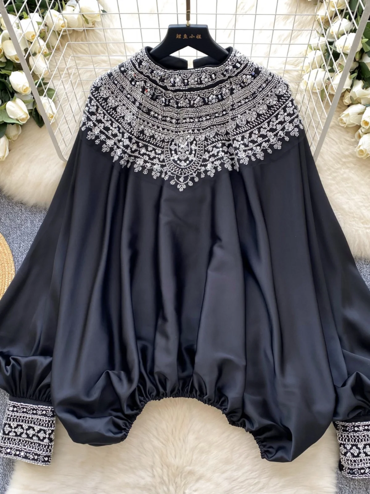 

Элегантная атласная свободная блузка для женщин: премиум-класс, с роскошной вышивкой бисером и яркими пайетками, рукава «летучая мышь», в дворцовом стиле