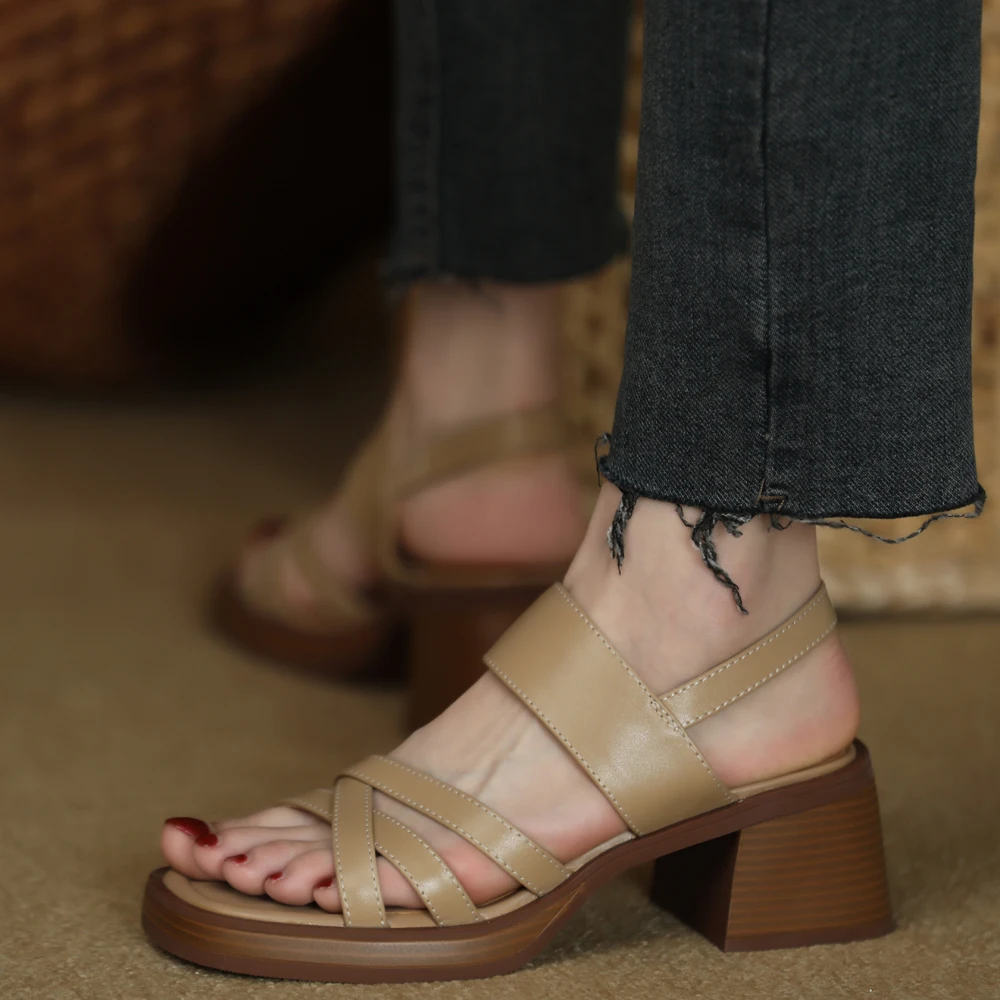 

Sandals 2025 Women High Quality Summer Woman Sandals Solid Color Rome Flock Mid Heel Open Toe Beach Sandals Female