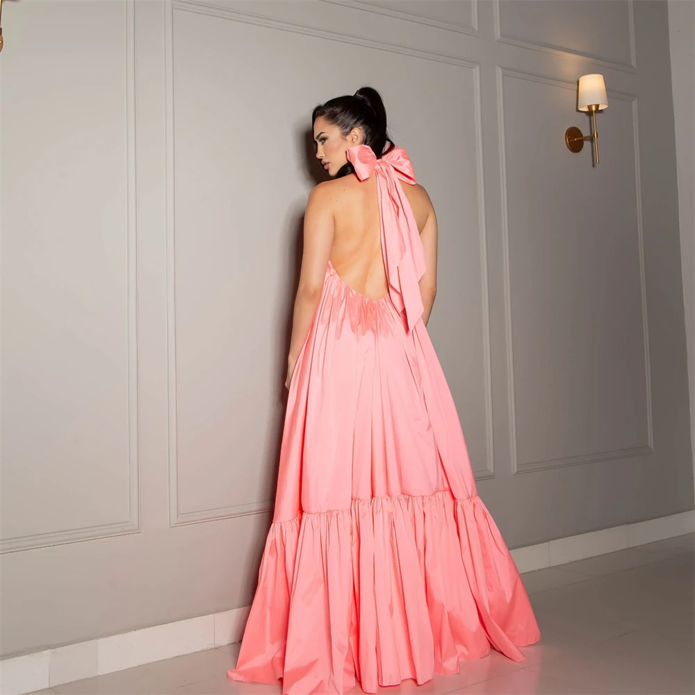 ที่กําหนดเองแฟชั่นสีชมพูซาตินชุดราตรี Halter Celebrity Gowns ประณีตโบว์ Bespoke โอกาสชุดอารมณ์
