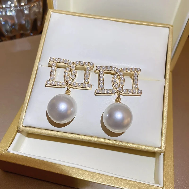CARLIDANA Koreanische Trendy Süße Doppel Buchstabe D Hohe Qualität Elegante Perle Einstellung Ohrringe für Frauen Schmuck Party Hochzeit Geschenk