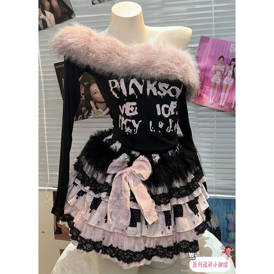 

Onalippa 2026 Новинка: Короткий топ на одно плечо с принтом и отделкой из искусственного меха Sweet Desire, готическая розовая юбка-помпон из меха в стиле «фрост-кейк»