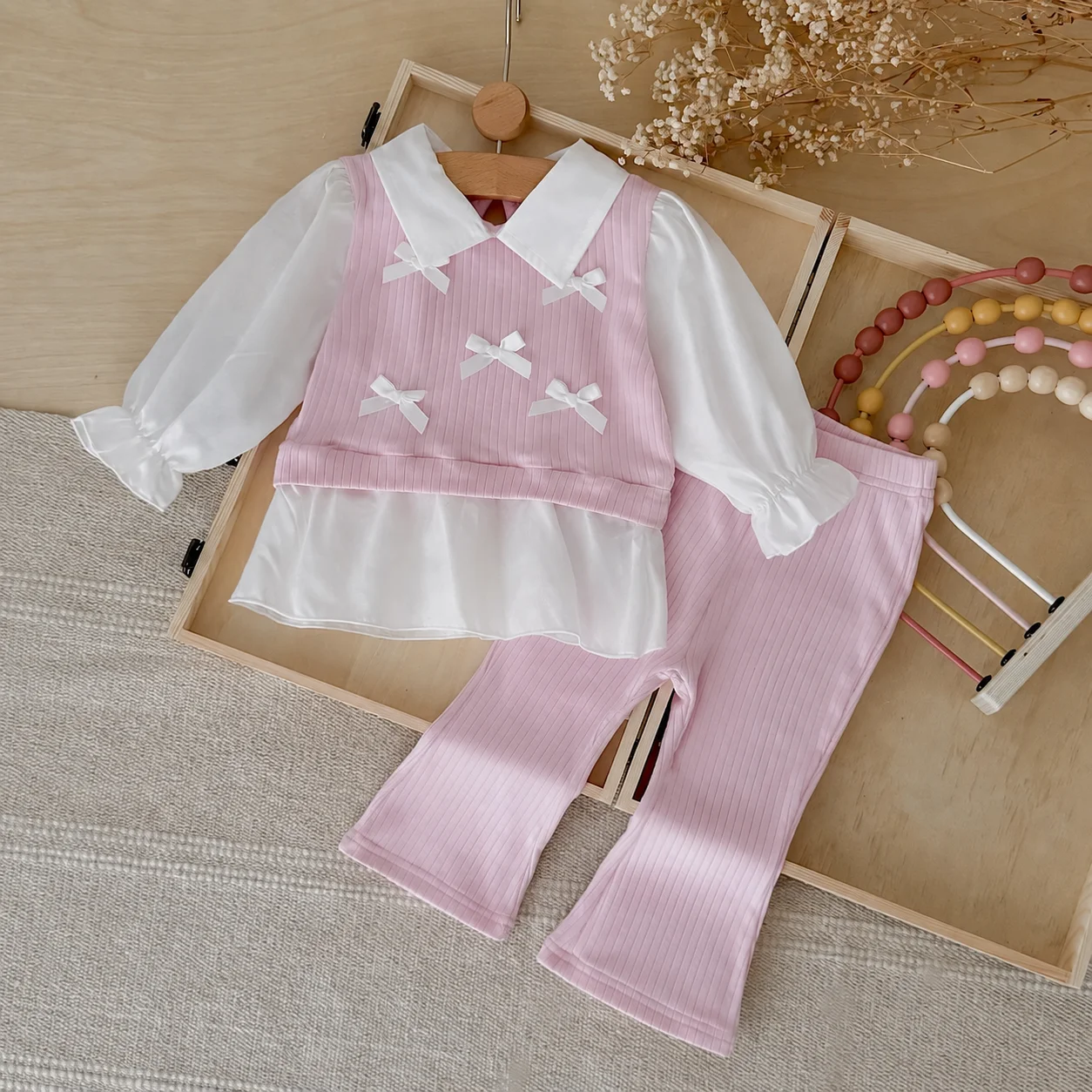 Zierliches Prinzessinnen-Style Baby-Oberteil mit Schleife, zweiteiliger Look, rosa gerippte High-Waist-Schlaghose für Babymädchen, lässiges 2-teiliges Set – Detail 5