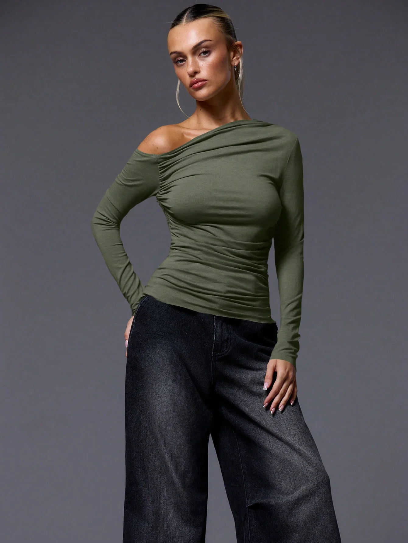 An American-style off-the-shoulder knitted T-shirt base layer