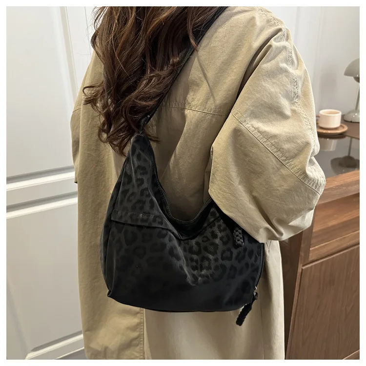 Modische Damen-Umhängetasche mit Leopardenmuster, große Kapazität, Hobo-Umhängetasche für den täglichen Pendelverkehr, lässiges Outfit, Achseltasche – Detail 12
