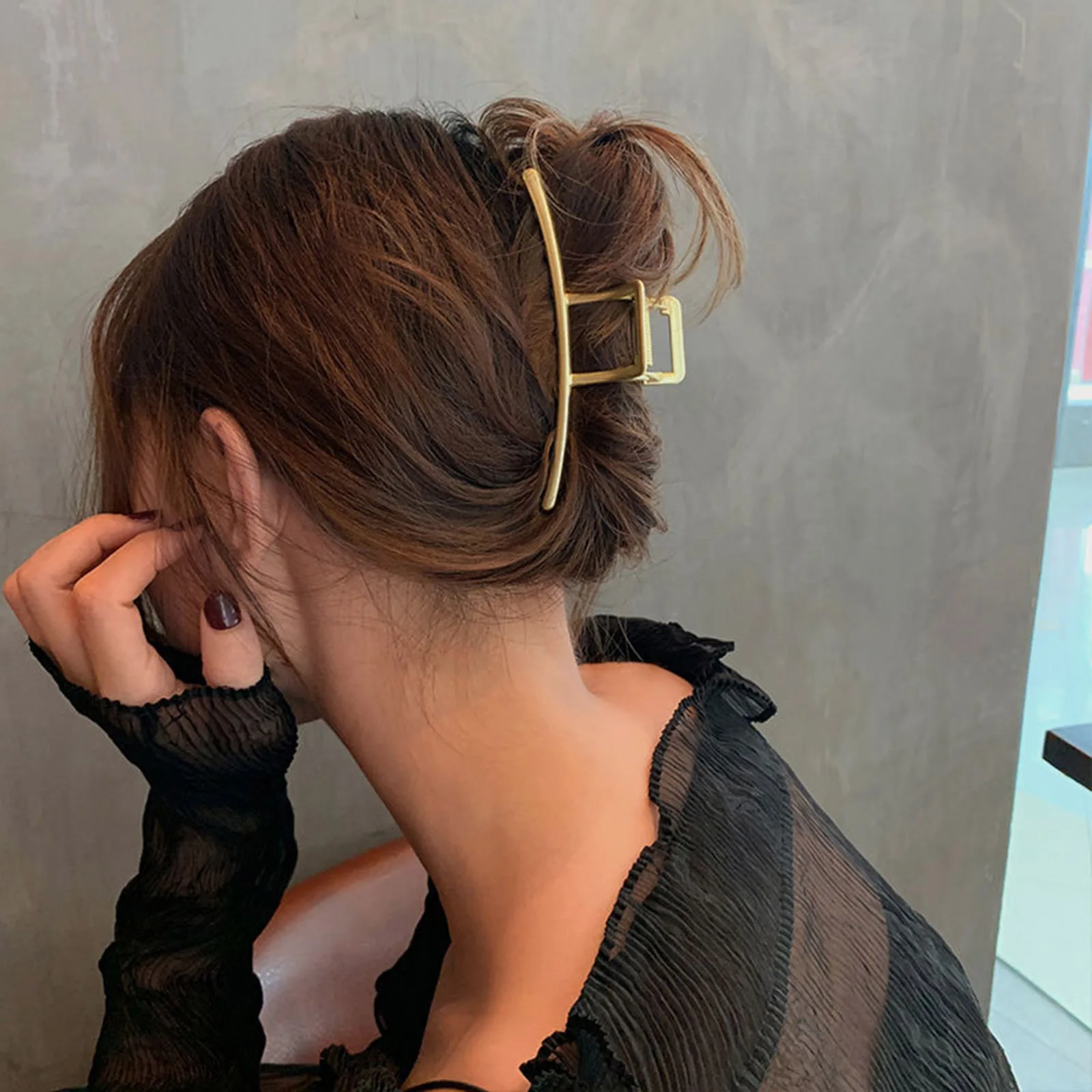 New Geometric Metal Hair Clips Elegant Gold Color Hair Claws for Women Vintage Plastic Hairpin Trendy Girls Hair Accessories