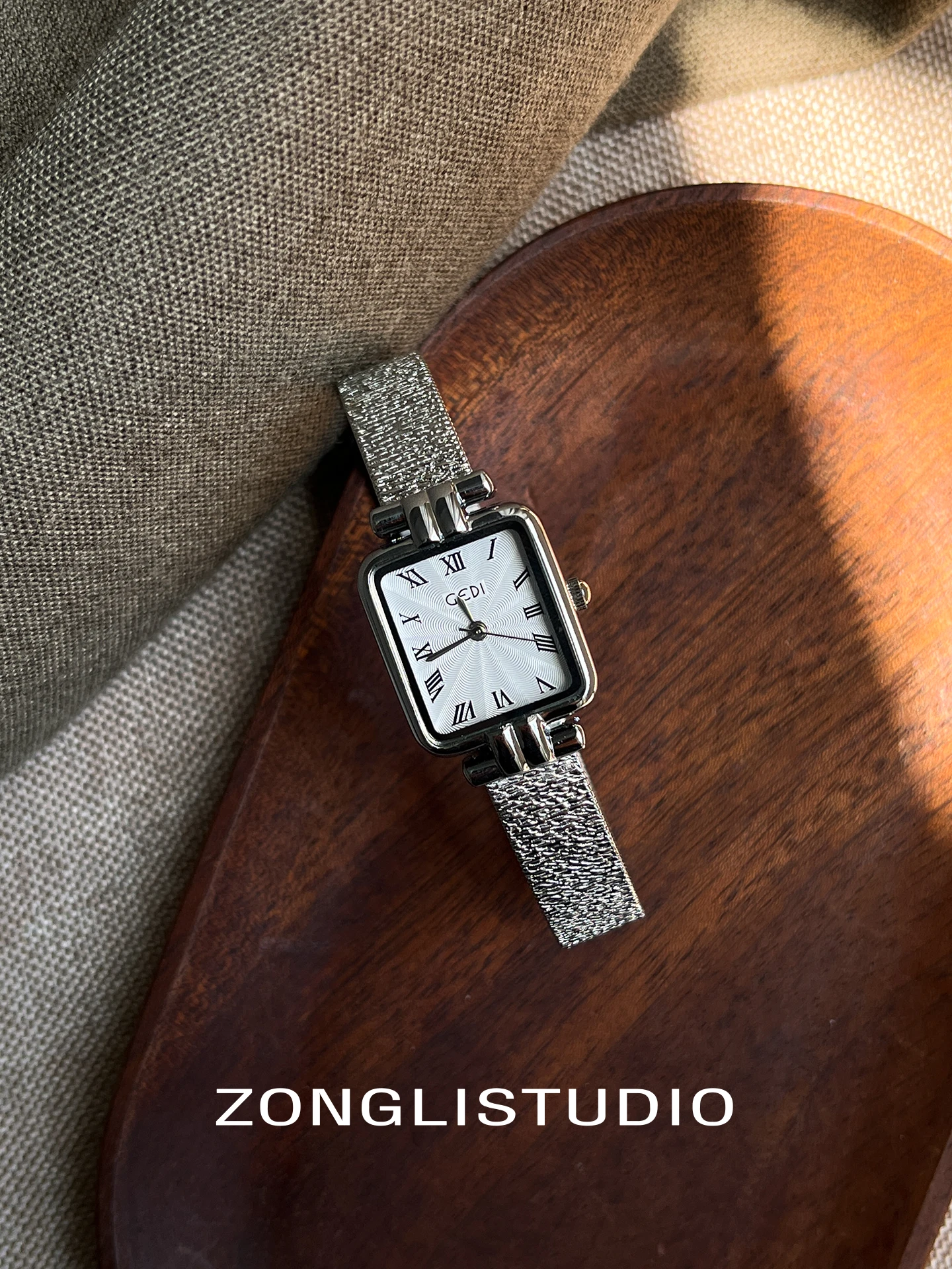 

Retro design, understated luxury, stylish, simple and exquisite small dial women's watch, high quality women's wristwatch.