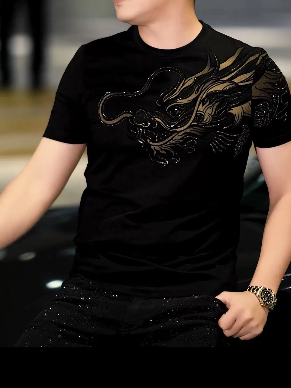 

Мужская модная футболка с круглым вырезом и коротким рукавом, с золотой вышивкой, приталенного кроя, черная, летняя, повседневная, универсальная, в городском стиле