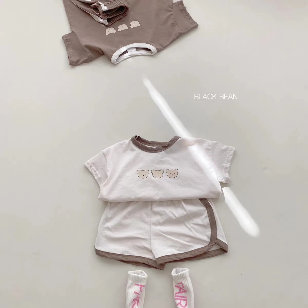 Survêtements d\'été avec T-shirt imprimé ours mignon + Short pour enfant, vêtements de sport décontractés, T-shirt tendance pour bébés, 2 pièces