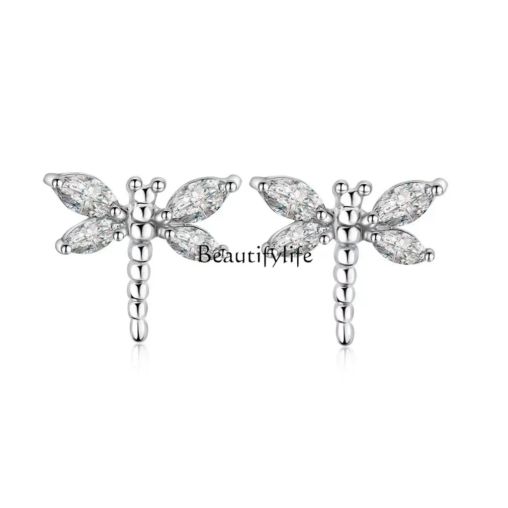 

Mori series is simple, small, fresh and sweet, zircon dragonfly earrings are fashionable and versatile. Temperament