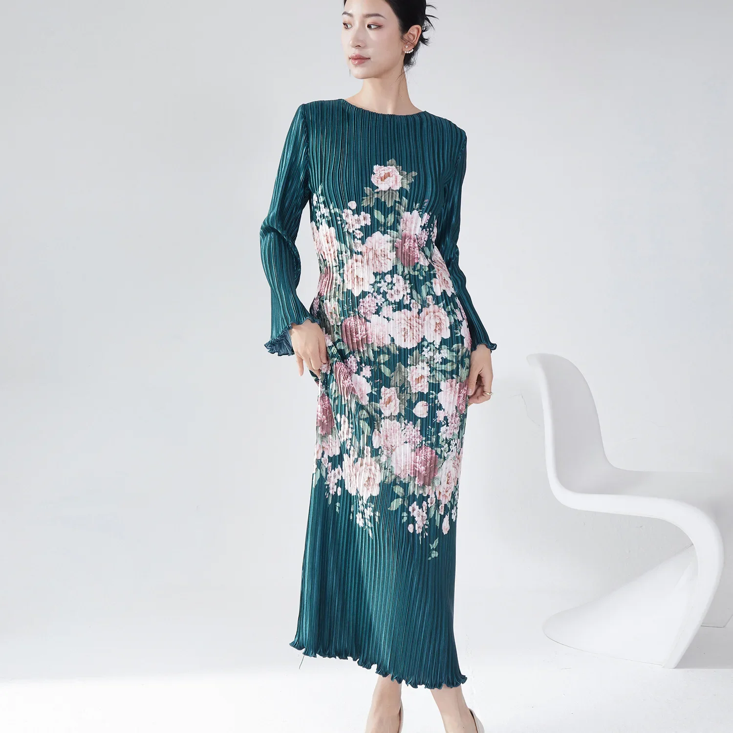 Autumn Women's Premium Miyake Floral Print Round-Neck Loose Dress Elegant & Versatile Maxi Dress for Mature Chic 2024