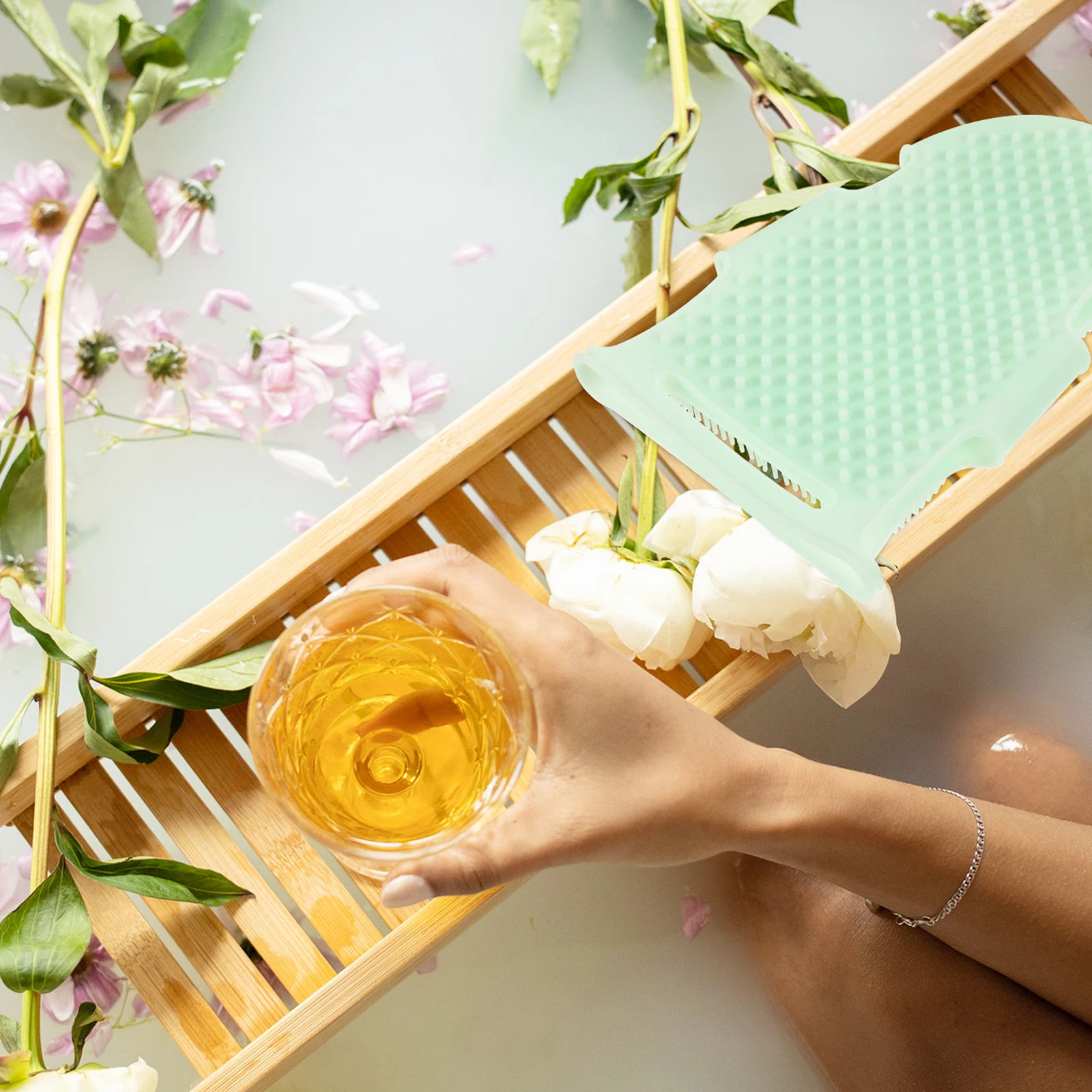 

Silicone Bathing Glove Brush for Exfoliating and Massaging Skid-Resistant Shower Tool for Back Cleaning and Spa Care