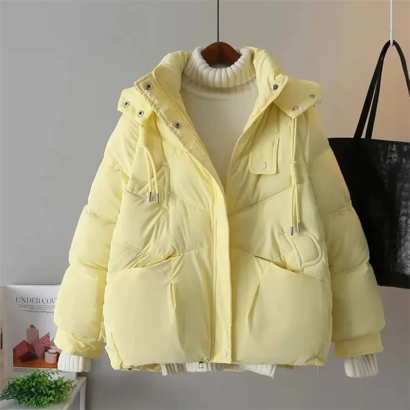 موضة معطف مبطّن بالقطن الدافئ الإناث 2025 شتاء جديد قصير أسفل معطف المرأة سترات الخبز الملابس أبلى سميكة مقنعين ملابس خارجية