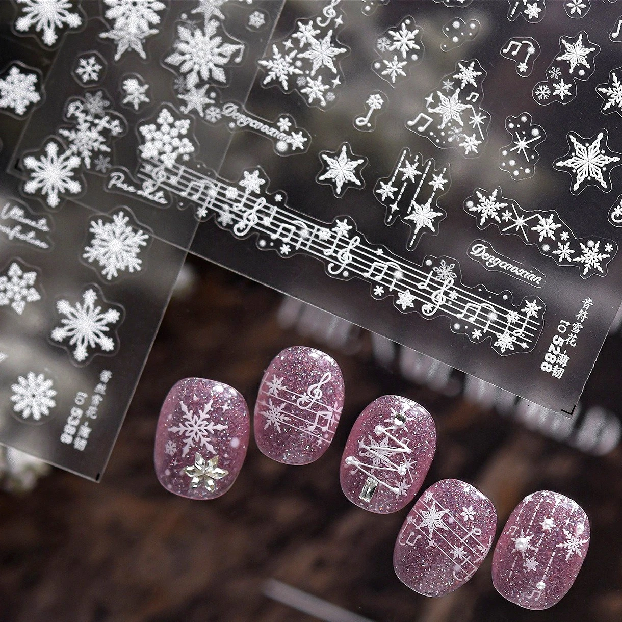สติ๊กเกอร์ติดเล็บลายเกล็ดหิมะสีขาว ดาว โน้ตดนตรี ต้นคริสต์มาส พวงหรีด โบว์ ลูกบอลคริสตัล ตุ๊กตาหิมะ ซานตาคลอส สำหรับตกแต่งเล็บช่วงฤดูหนาว
